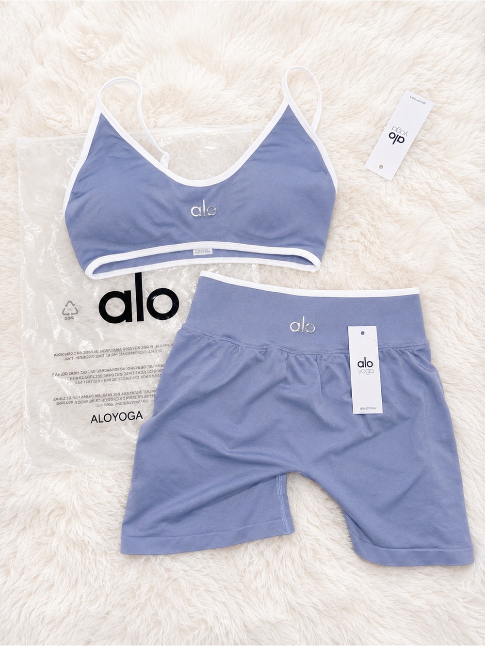 Alo Yoga Women’s 2 Piece Athletic Set Lavender Blue Sports Bra Scrunch Shorts